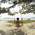 Frau entspannt Schaukel Strand Entspannung